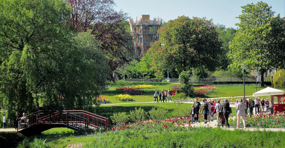 Blumen, Wege, Brücke und Besucher der Landesgartenschau