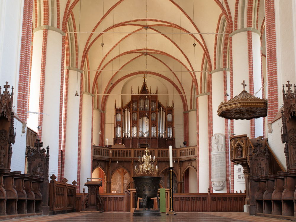 Kirchenraum mit Blick auf die Orgel im Dom in Bardowick bei Lüneburg
