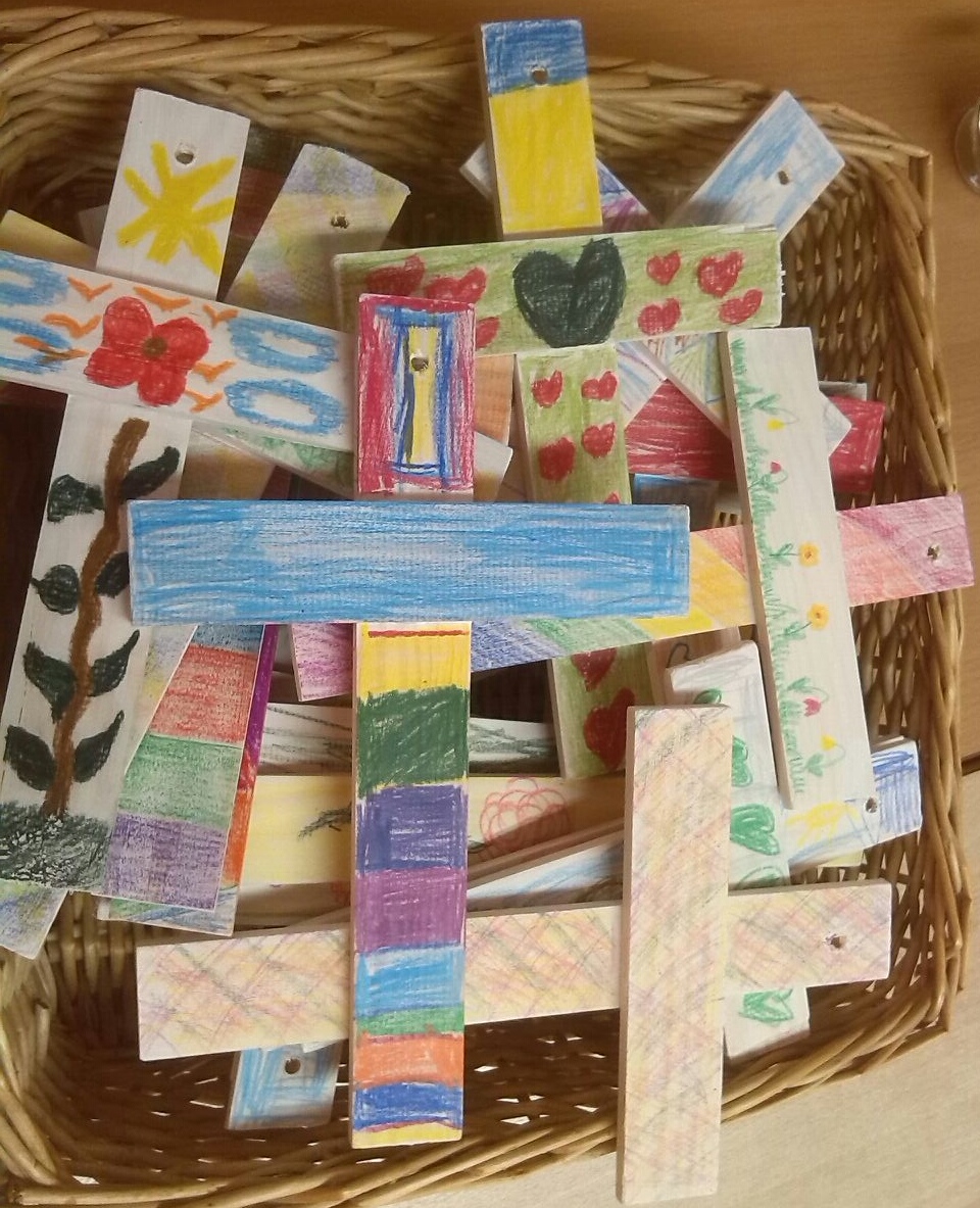 Die Kinder haben bunte Holzkreuze gebastelt.
