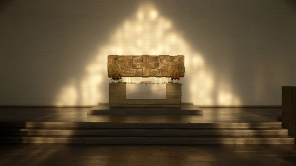 sonnenbeglänzter Altar der Cornelius-Kirche