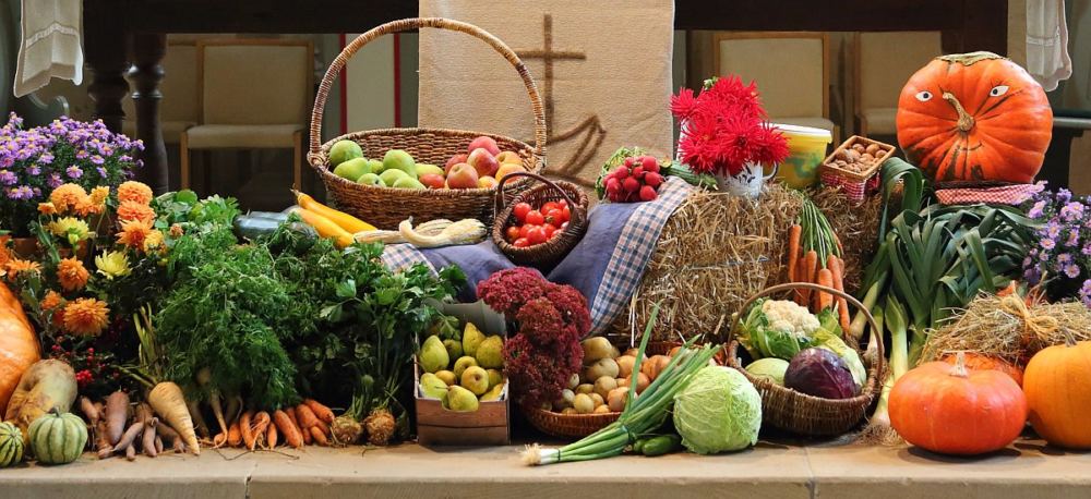 Dekorierter Abendmahlsaltar mit Gemüse und Obst