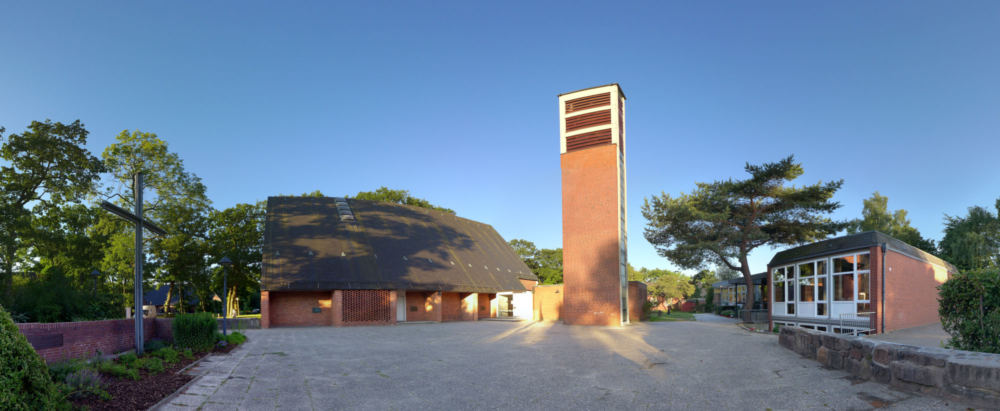 Panoramaaufnahme Cornelius-Kirche mit Kirchhof