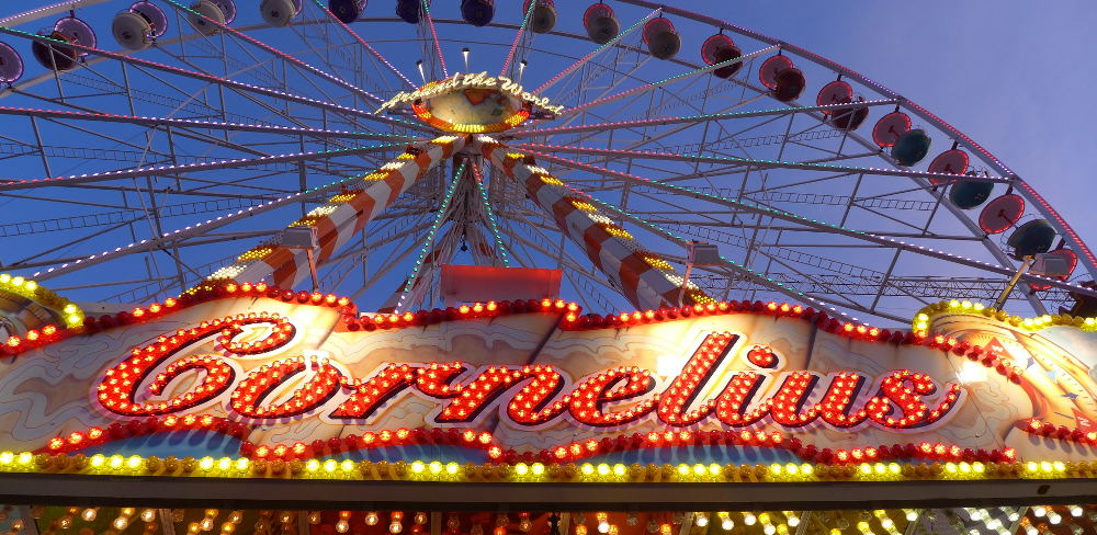 Riesenrad mit großer Leuchtschrift: Cornelius