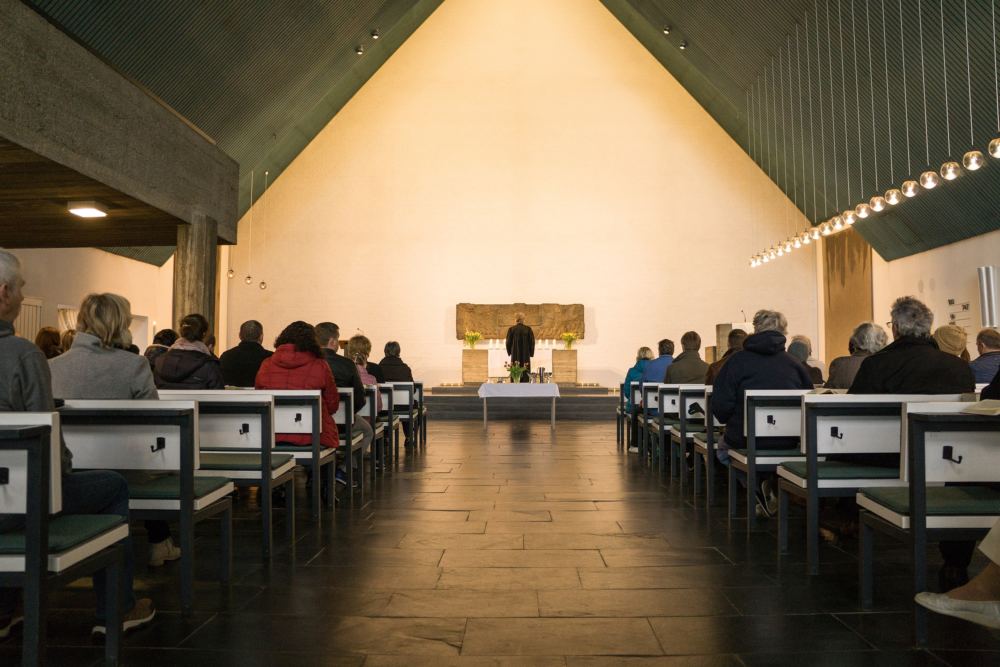 Innenansicht der Cornelius-Kirche während eines Gottesdienstes