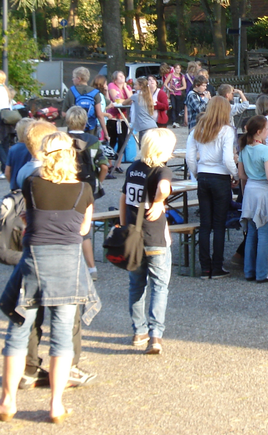 Konfirmanden auf dem Kirchhof