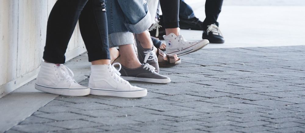 Füße von Jugendlichen mit Chucks