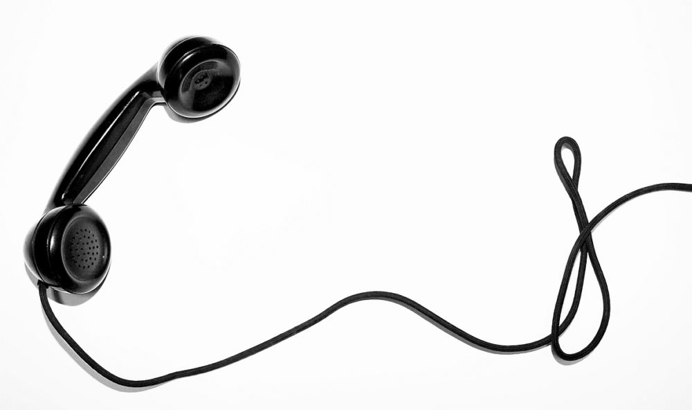 Ein Telefonhörer an einem langen Kabel
