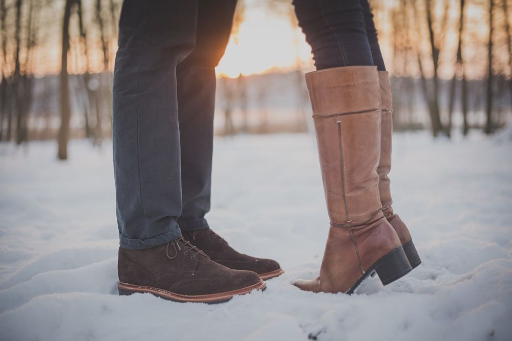 Ein Paar küst sich - aber man sieht nur die Schuhe im Schnee ;-)
